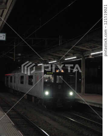 A train bound for Kohoku stops at Saga Station 121519021