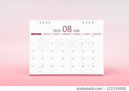 August blank desk calendar for 2025 year on pink background. 121519388