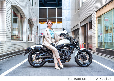 Business woman and cruiser bike Shibuya 121520198