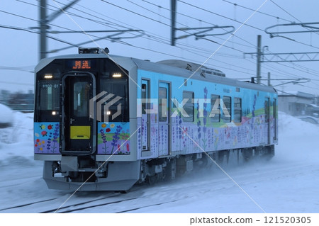 Soya Main Line Kiha H100 type tourist train combined vehicle (deadline train) in winter 121520305
