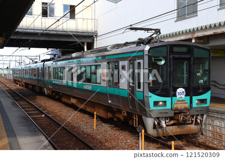 [I] Kakogawa Line 125 series train during morning rush hour 121520309