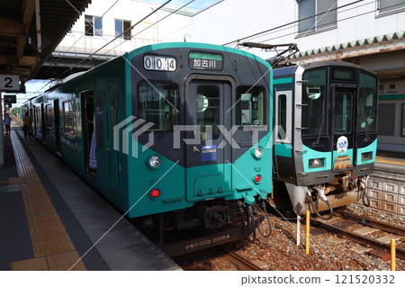 Kakogawa Line 103 and 125 series trains parked at Yakujin Station during the morning rush hour Kakogawa Line 103 and 125 series trains parked at Yakujin Station during the morning rush hour 121520332