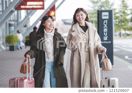 少女旅行出發前興奮的畫面 121520607