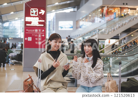 少女旅行出發前興奮的畫面 少女旅行出發前興奮的畫面 121520613