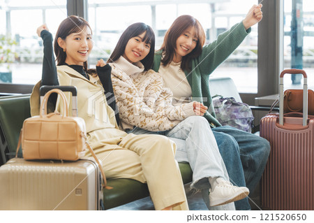 少女旅行出發前興奮的畫面 121520650