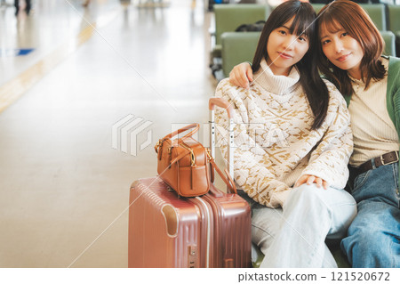 少女旅行出發前興奮的畫面 121520672