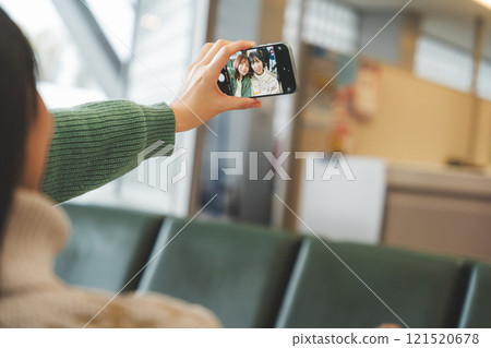 少女旅行出發前興奮的畫面 121520678