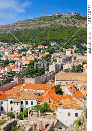 A beautiful view of Dubrovnik from the city walls 121520773
