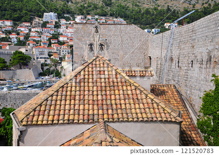 A beautiful view of Dubrovnik from the city walls 121520783