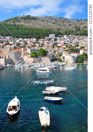 A beautiful view of Dubrovnik from the city walls 121520785