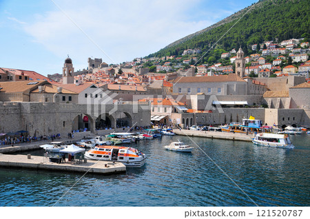 A beautiful view of Dubrovnik from the city walls 121520787