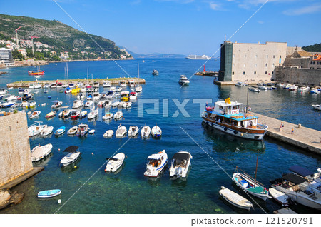 從城牆上欣賞杜布羅夫尼克的美景 從城牆上欣賞杜布羅夫尼克的美景 121520791