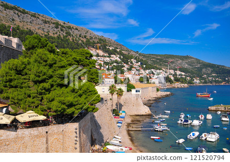 A beautiful view of Dubrovnik from the city walls 121520794