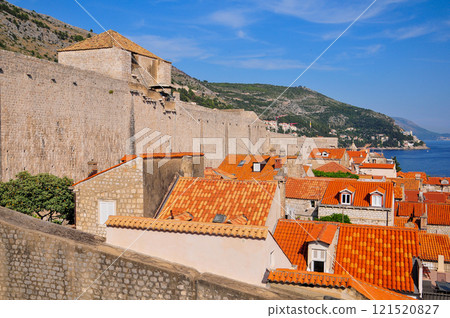 A beautiful view of Dubrovnik from the city walls 121520827