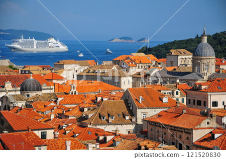 A beautiful view of Dubrovnik from the city walls A beautiful view of Dubrovnik from the city walls 121520830