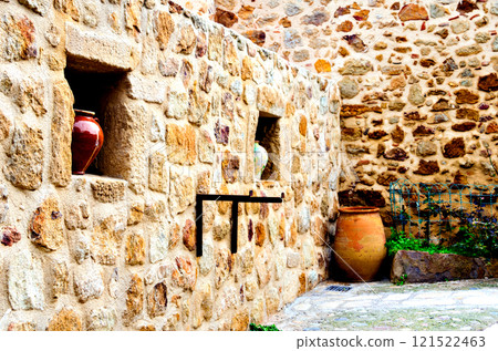 Streets of the medieval village of Pals, in Girona 121522463