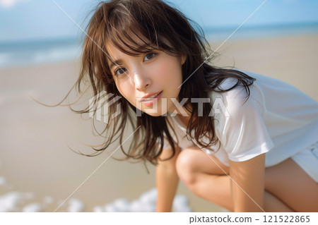 夏日海灘上閃亮微笑的女人 121522865