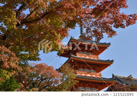 Otohayama Kiyomizu-dera Temple: A three-story pagoda surrounded by maples [Important Cultural Property] 121522895