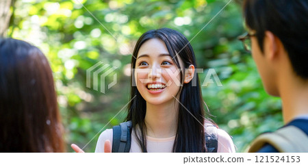 女性森林治療師與旅遊參與者交談_2 121524153
