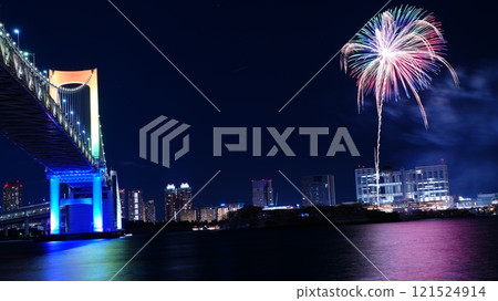 彩虹橋夜景與船屋之間綻放的台場煙火 彩虹橋夜景與船屋之間綻放的台場煙火 121524914