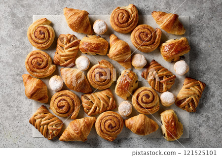 freshly baked sweet buns 121525101