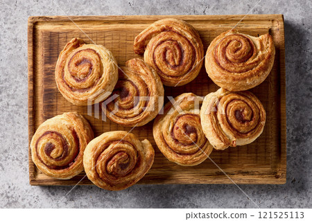 freshly baked cinnamon rolls 121525113