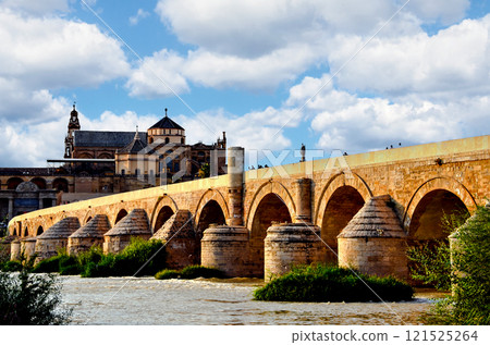Roman bridge over the Guadalquivir River and in the background the Great Mosque of Cordoba or Mosque-Cathedral of Cordoba, Andalusia, Spain 121525264