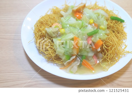 長崎特產沙拉烏龍麵盛裝在盤子裡 長崎特產沙拉烏龍麵盛裝在盤子裡 121525431
