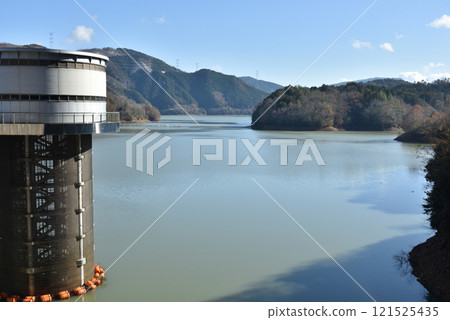 日吉水壩的水壩湖天哉湖（京都府南丹市） 121525435