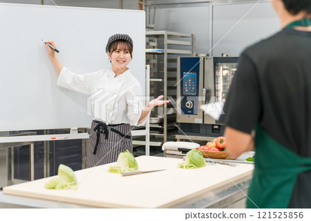 在廚師研討會/學習會上授課的女講師（食品協調員/註冊營養師） 121525856