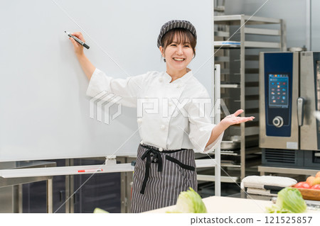 在廚師研討會/學習會上授課的女講師（食品協調員/註冊營養師） 121525857