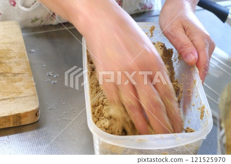 醃米糠不僅味道鮮美,更是腸道健康的強力戰友。 醃米糠不僅味道鮮美,更是腸道健康的強力戰友。 121525970