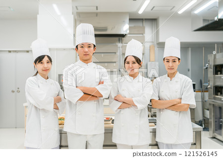 廚師、廚師、穿著廚師服的廚師站在廚房。 121526145