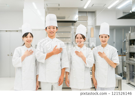 廚師、廚師、穿著廚師服的廚師站在廚房。 廚師、廚師、穿著廚師服的廚師站在廚房。 121526146