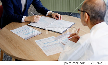 商人向老人推銷產品 121526269