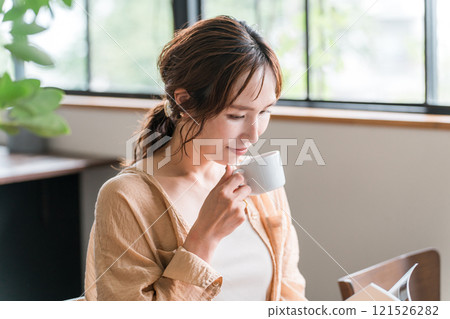一個女人一邊喝咖啡一邊看書（我的時間，我的時間，咖啡館，家裡） 121526282