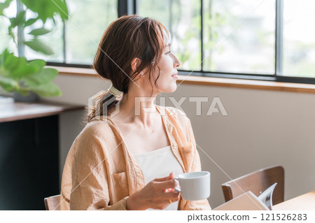 一個女人一邊喝咖啡一邊看書（我的時間，我的時間，咖啡館，家裡） 121526283