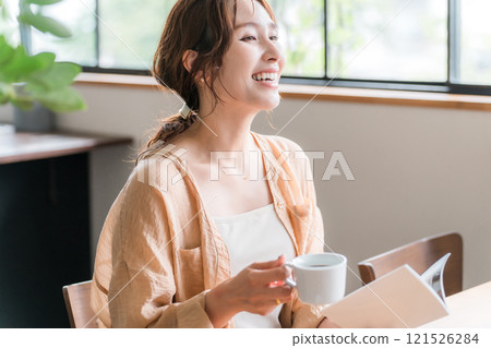 一個女人一邊喝咖啡一邊看書(我的時間,我的時間,咖啡館,家裡) 一個女人一邊喝咖啡一邊看書(我的時間,我的時間,咖啡館,家裡) 121526284