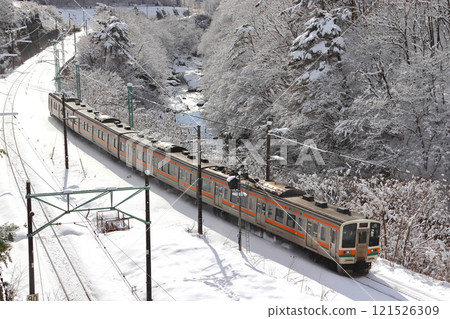 Joetsu Line 211 series train running through Suwa Gorge in winter (Minakami Town, Tone District, Gunma Prefecture) Joetsu Line 211 series train running through Suwa Gorge in winter (Minakami Town, Tone District, Gunma Prefecture) 121526309