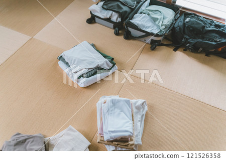 Travel packing 121526358