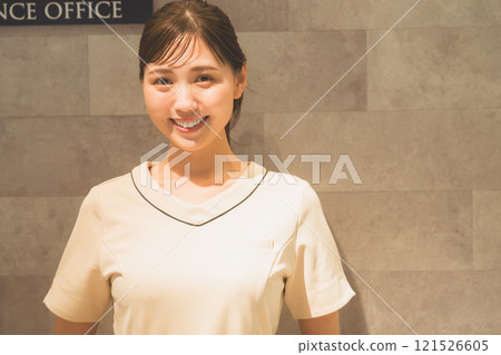 診所裡一位女士微笑著接受接待的照片 121526605