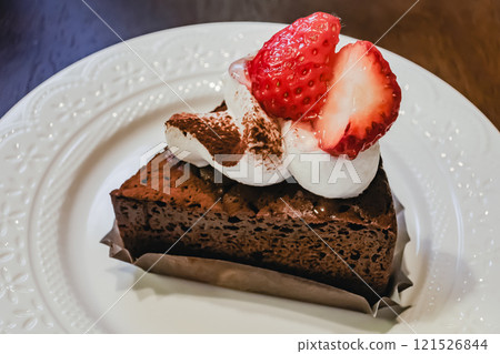 Close-up of a chocolate cake with strawberries 121526844