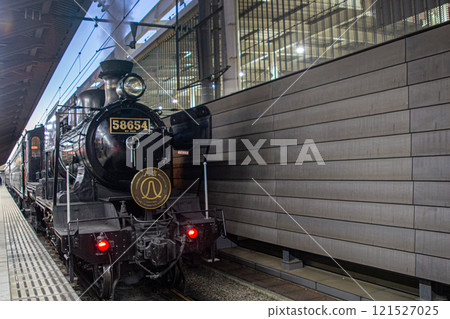 The SL Hitoyoshi arriving at Kumamoto Station 121527025