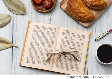 Books and glasses on a table 121527053