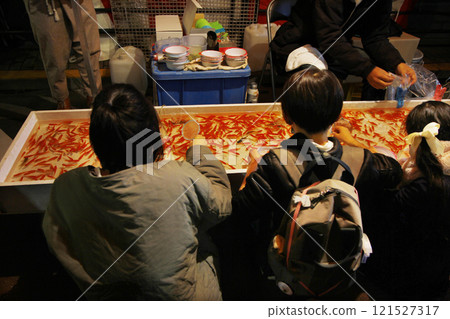 節慶之夜在市集上撈金魚是一種與白天不同的刺激。 121527317