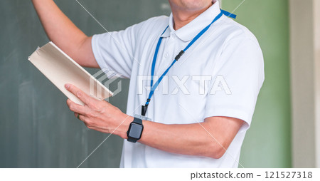 男老師在黑板前上課 121527318