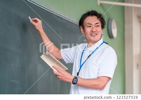 男老師在黑板前上課 121527319