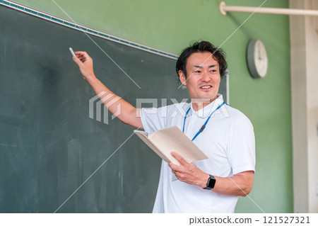 男老師在黑板前上課 121527321