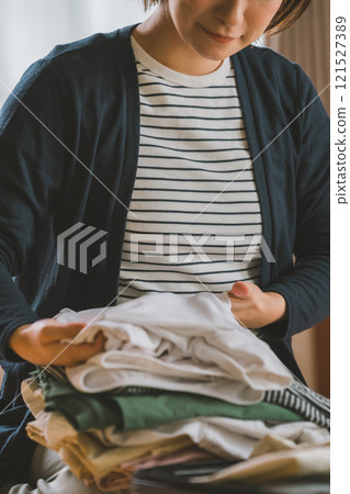疊衣服的年輕女子 121527389