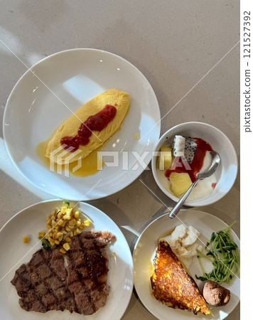 自助早餐,新鮮烹調的菜餚 自助早餐,新鮮烹調的菜餚 121527392